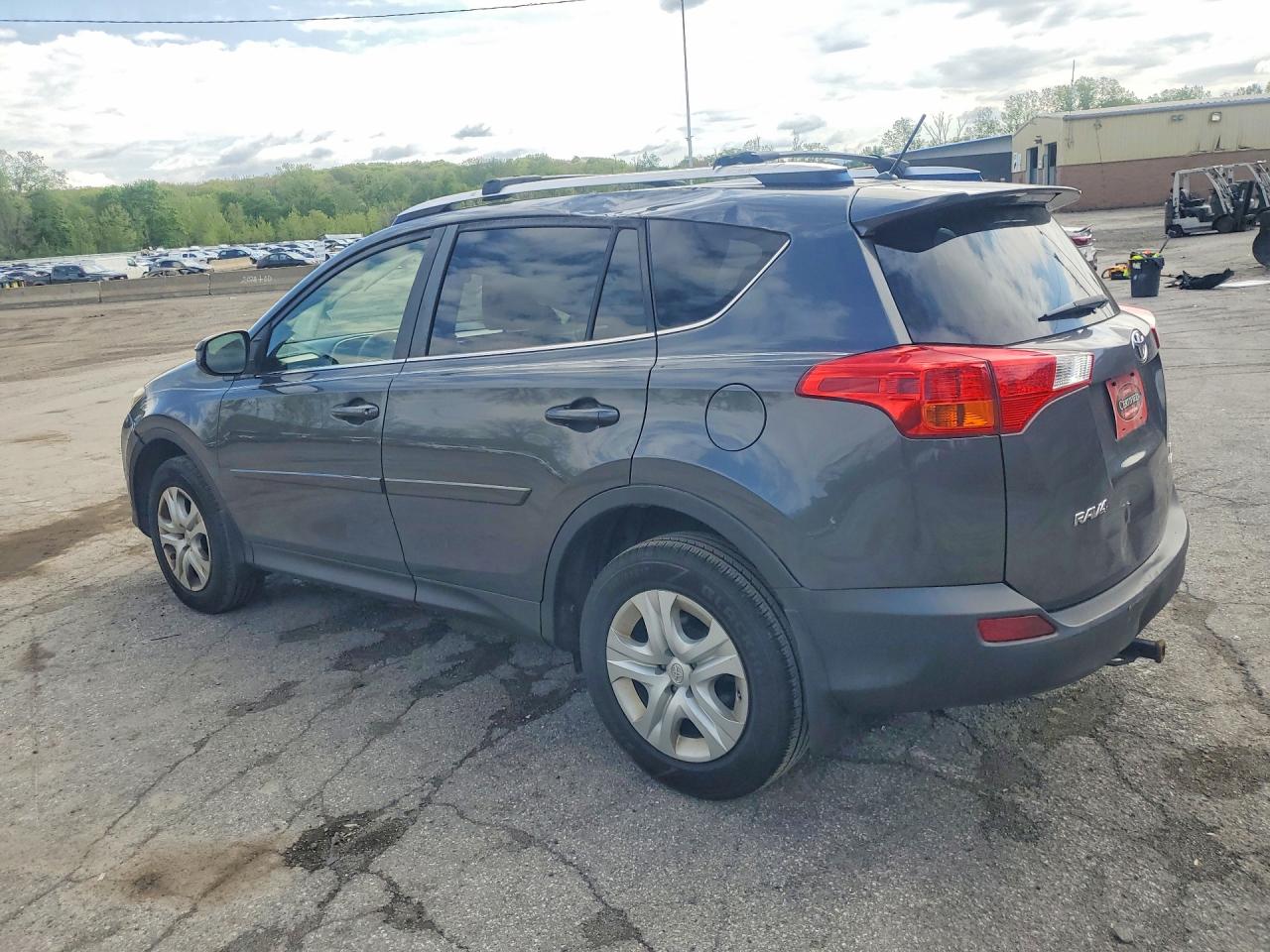 2015 TOYOTA RAV 4 — VIN JTMBFREV2FD159684 — photo 2